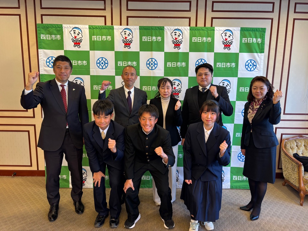 「第１４回全国選抜中学校テニス大会」に出場される選手・指導者の皆様が、市長を表敬訪問されました。