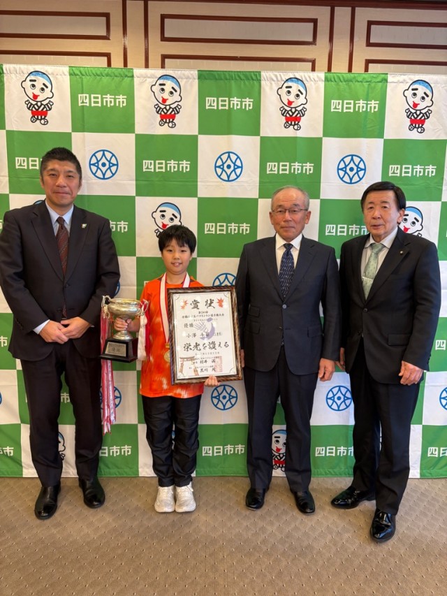 「第３４回全国小学生バドミントン選手権大会」にて優勝された選手・関係者の皆様が、市長を表敬訪問されました。